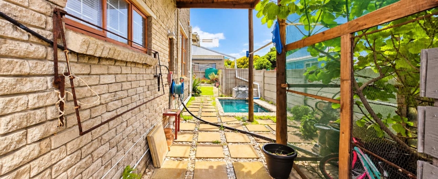 5 Bedroom Property for Sale in Kleinbaai Western Cape
